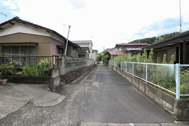 足利市助戸新山町の売地の前面道路含む現地写真