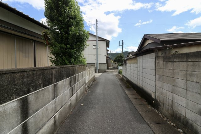 足利市助戸新山町の売地の前面道路含む現地写真