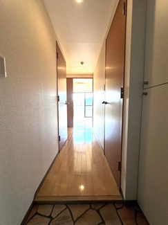 【展望】 | 玄関から室内への景観です！キッチンの奥に洋室6帖のお部屋があります♪