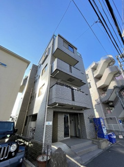 【外観】 | 小田急多摩線「栗平」駅まで徒歩1分！鉄筋コンクリートの4階建てマンションです♪駅近で通勤・通学にも便利☆