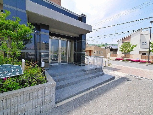 インフィニティ生駒のエントランス|落ち着いたエントランスです