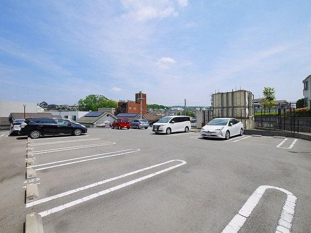 インフィニティ生駒の駐車場|駐車場です