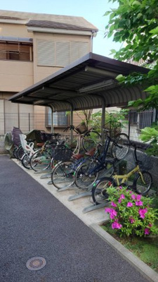 【その他共用部分】 | ブルーシエル西新井大師 | 鍵を持ってる入居者しか入れない駐輪場なので安心です♪