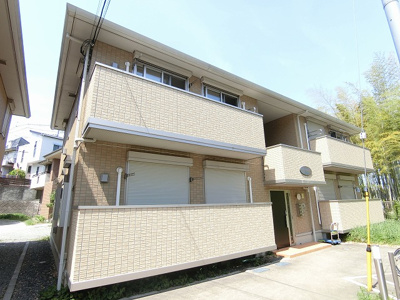 【外観】 | フィオーレA棟 | 横浜線・グリーンライン「中山」駅まで徒歩10分！ペットOK！ワンちゃん・猫ちゃんと一緒に暮らせる2階建てアパートです♪