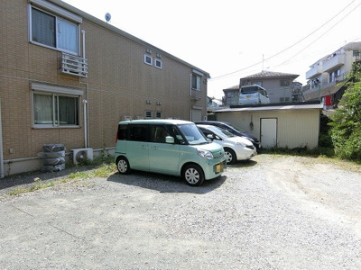 【駐車場】 | フィオーレA棟 | いつでも目の届く敷地内に駐車場があります♪お車をお持ちのファミリーさんにオススメです☆