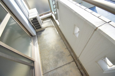 【バルコニー】 | インベスト北梅田 | 暖かな日差しのふりそそぐバルコニー