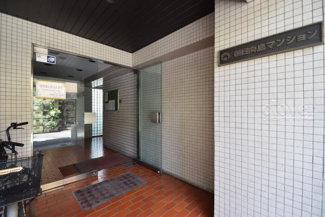 【エントランス】 | お客様を、そして住人を出迎えてくれるマンションのエントランス。ゴミが落ちていないことからも、管理状態の良さや住民の節度の高さが見て取れます。～即日のご見学可能～　お問合せはお気軽にどうぞ。