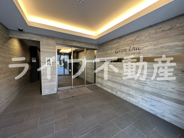 グランドゥーエ永和駅前のエントランス|建物の内部です