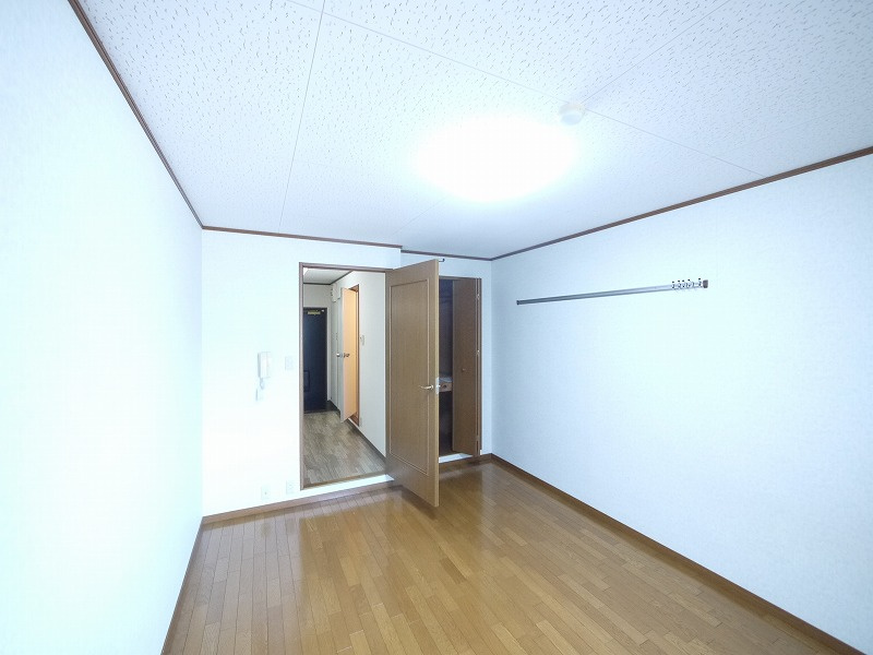 プレミール新大宮の洋室|使い勝手のいい洋室です
