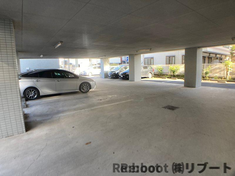 サントミグランドールマンションの駐車場