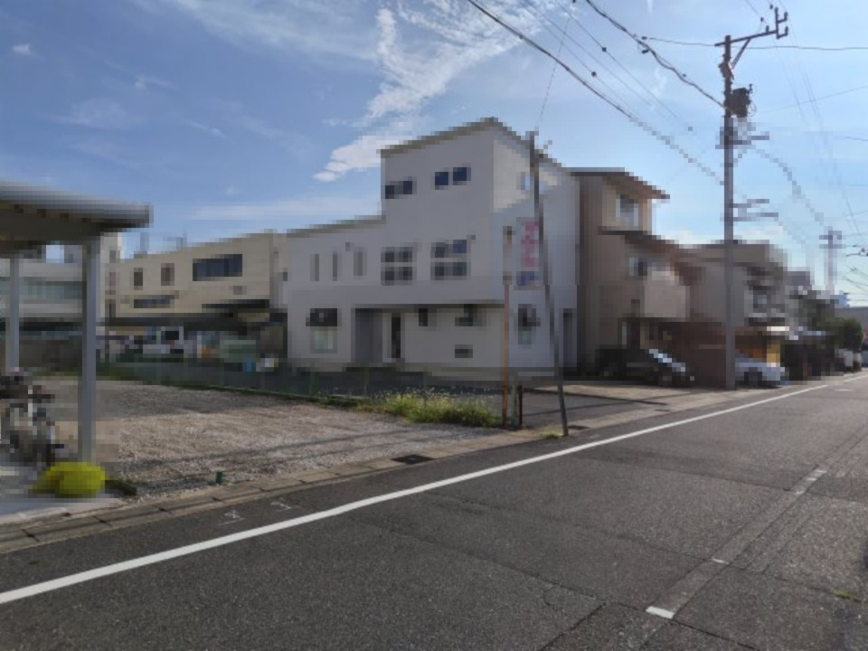 ６１３５６　岐阜市大黒町２丁目土地の前面道路含む現地写真