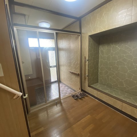 本輪西町５丁目３１－１３借家の玄関|収納もある玄関です