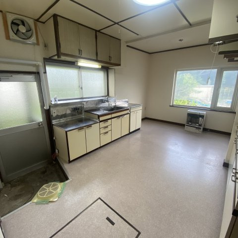 本輪西町５丁目３１－１３借家のキッチン|コンパクトなキッチンで掃除もラクラク