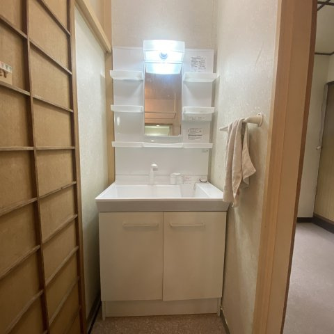 本輪西町５丁目３１－１３借家の洗面所|忙しい朝には欠かせない洗面所です