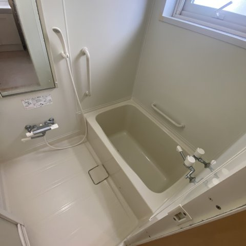 本輪西町５丁目３１－１３借家の浴室|きれいなお風呂です