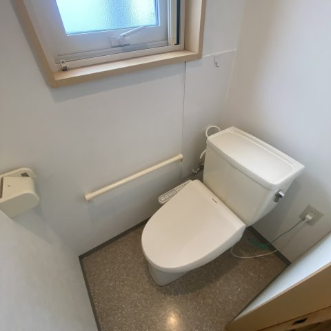 本輪西町５丁目３１－１３借家のトイレ|ゆったりとした空間のトイレです