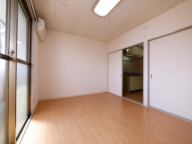 西山ハイツの洋室|スタンダードな洋室です