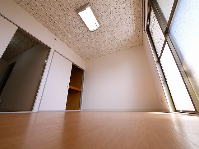 西山ハイツの洋室|個人の部屋や寝室として使える洋室です