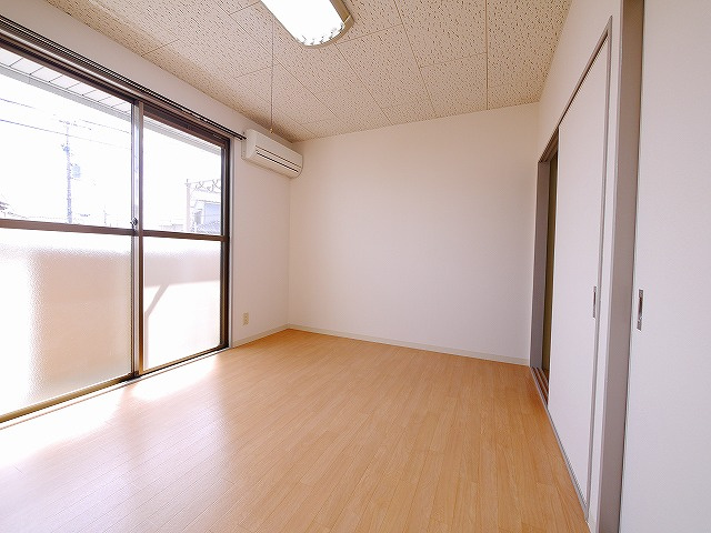 西山ハイツの洋室|落ち着いた色調の洋室です