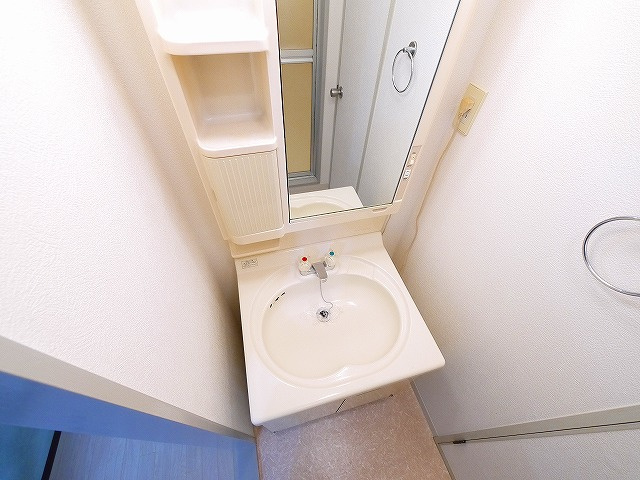 西山ハイツの独立洗面台|独立洗面化粧台が付いています