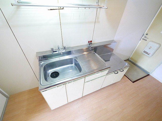 西山ハイツのキッチン|コンパクトなキッチンで掃除もラクラク