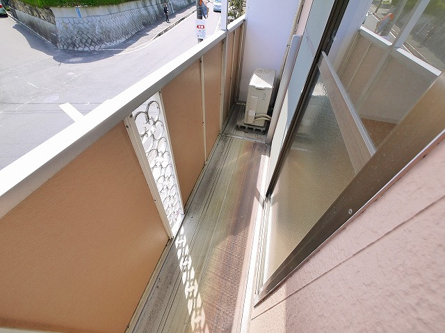 西山ハイツのバルコニー|バルコニーからの眺めを楽しみながら食事をしませんか