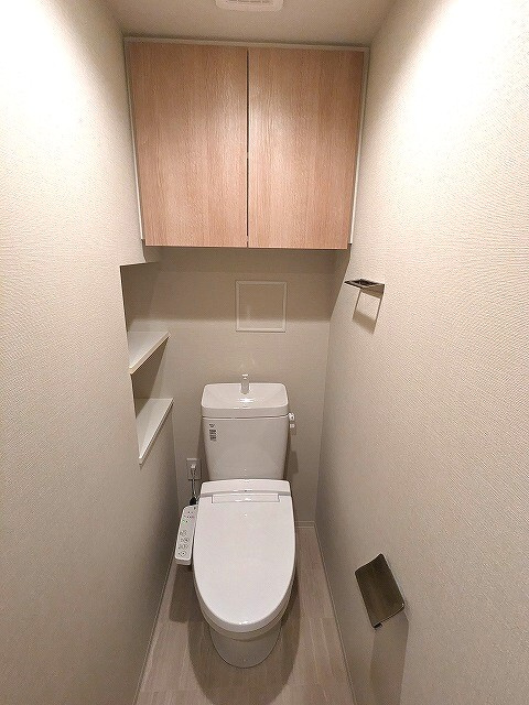 クレヴィアリグゼ日暮里根岸のトイレ|洗面室と独立した温水洗浄便座です