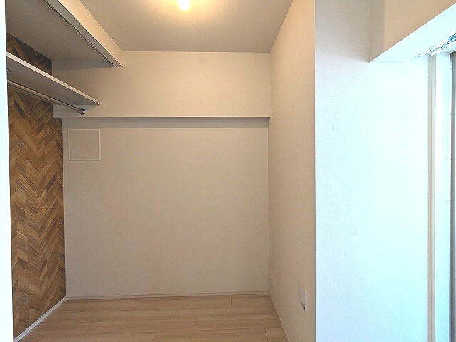 クレヴィアリグゼ日暮里根岸の内装|オープンクローゼット付き3.5帖洋室です、3.5帖洋室と繋げて広いリビングとしても生活できます