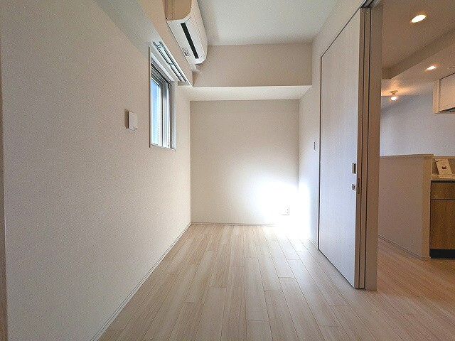 クレヴィアリグゼ日暮里根岸の設備|4帖洋室、エアコン付き、角部屋で窓付きで換気良好です