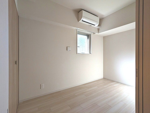 クレヴィアリグゼ日暮里根岸の設備|4帖洋室、エアコン付き、角部屋で窓付きで換気良好です