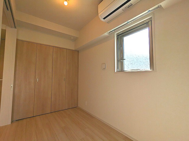 クレヴィアリグゼ日暮里根岸の設備|4帖洋室、エアコン付き、角部屋で窓付きで換気良好です、大型クローゼット付きです