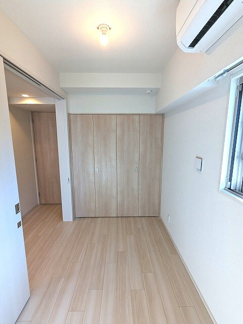 クレヴィアリグゼ日暮里根岸の設備|4帖洋室、エアコン付き、角部屋で窓付きで換気良好です、大型クローゼット付きです