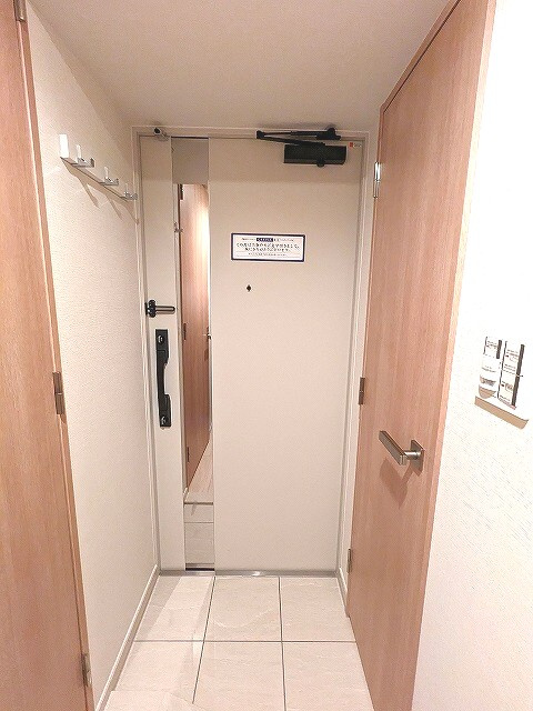 クレヴィアリグゼ日暮里根岸の設備|ディンプルキーダブルロックセキュリティ、人感センサー付き玄関ライト、コートフック付き、姿見鏡付き、シューズインクローゼット