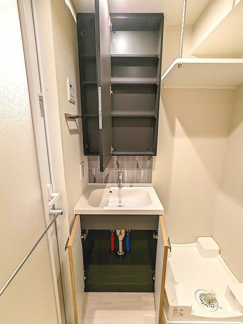 クレヴィアリグゼ日暮里根岸の設備|トイレと独立した2面鏡付き洗面室です。排水口のお手入れしやすく排水溝を手前中央に配置し足高の防水パンです