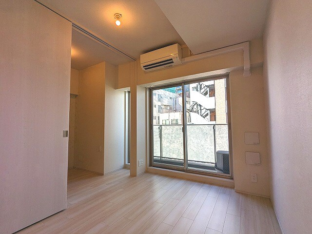 クレヴィアリグゼ日暮里根岸のバルコニー|3.5帖洋室と繋げて広いリビングとしても生活できます、遮音性・遮熱性・防犯性高いペアサッシ