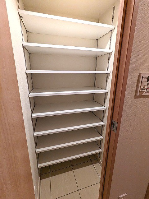 クレヴィアリグゼ日暮里根岸の玄関|シューズインクローゼットです