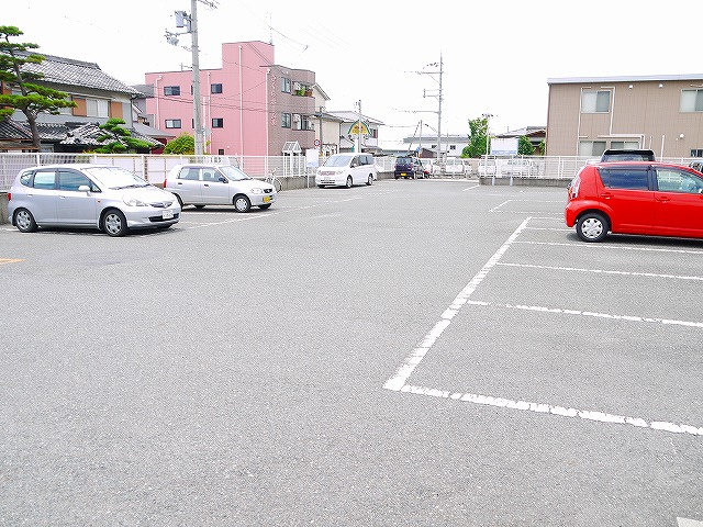 アルトアール結崎の駐車場