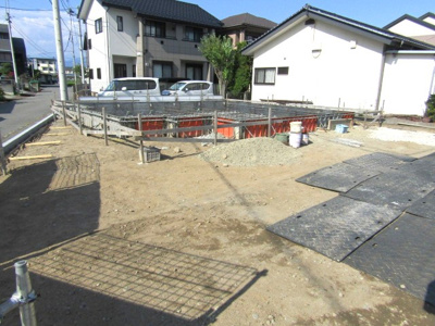 【駐車場】 | ブルーミングガーデン　中央市西花輪　1号棟 | カースペースがあります