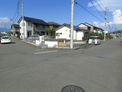 【前面道路含む現地写真】 | ブルーミングガーデン　中央市西花輪　1号棟 | 前面道路含む現地写真です
