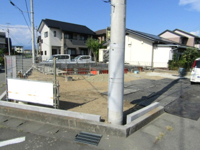 【前面道路含む現地写真】 | ブルーミングガーデン　中央市西花輪　1号棟 | 前面道路含む現地写真です