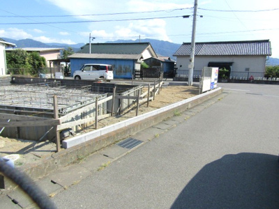 【前面道路含む現地写真】 | ブルーミングガーデン　中央市西花輪　1号棟 | 前面道路含む現地写真です