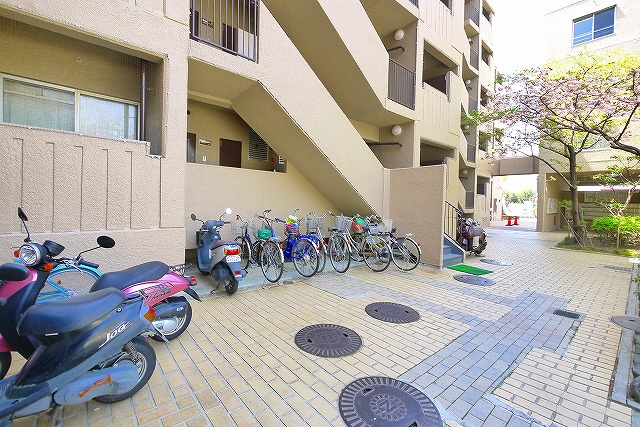 若草マンションのエントランス|ゆったりとした駐輪スペース。