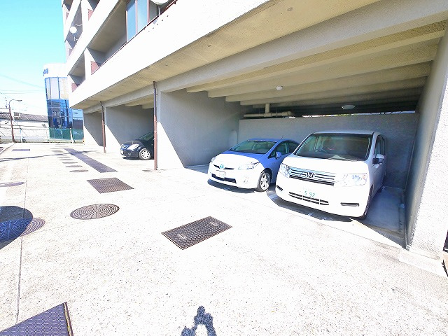 若草マンションの駐車場|駐車場があります