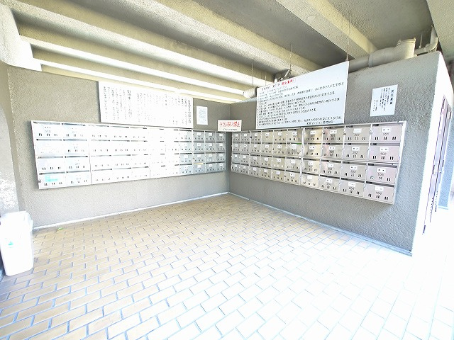 若草マンションのその他共用部分|共同郵便受けスペースも広々。