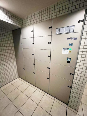 【その他共用部分】 | パークハウス池田山公園　白金台の杜E | 共用エントランスには宅配BOXがあるので荷物の受け取りもスムーズに♪再配達を依頼する手間が省けます☆