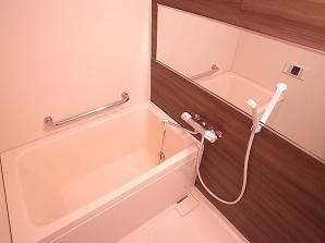 【浴室】 | 落ち着いた空間のお風呂です（別部屋の写真です。現況写真です）