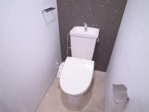 【トイレ】 | シンプルで使いやすいトイレです（別部屋の写真です。現況写真です）