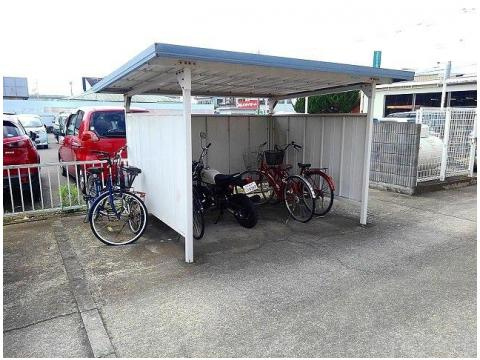 ロイヤルエステート神明Ａのその他共用部分|屋根付き駐輪場があります