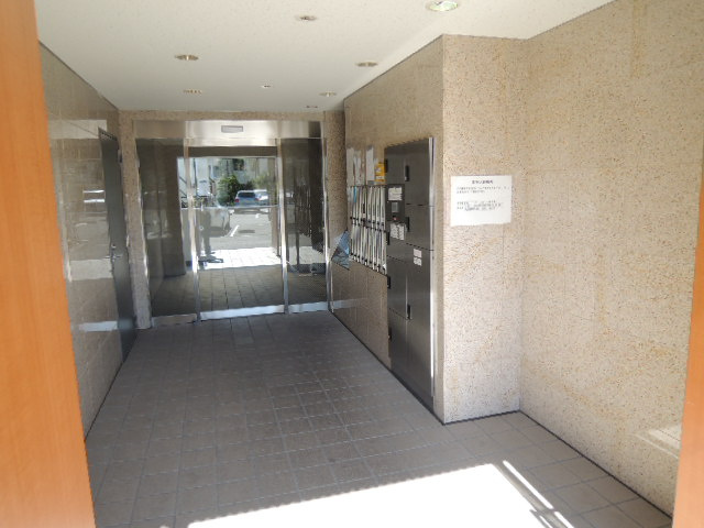 多摩市一ノ宮３丁目の賃貸マンションのエントランス|【ホーム・ベース】