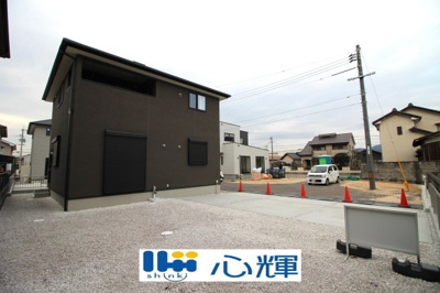 【外観】 | サンコート防府市新田１丁目（２号地） | 明るい日差しが差し込む現地。車もゆったり駐めることができます。ぜひ現地をご覧ください。
